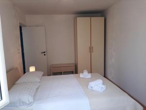 Apartments with parking space Supetar, Brac - 23372