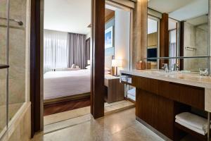 Lounge-15 Access, 1 Bedroom Suite, 1 King