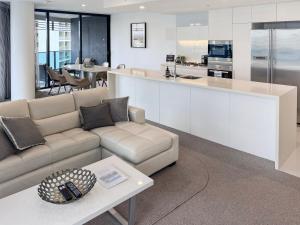 Stunning 2 bed 2 bath 8th floor - GC Getaways