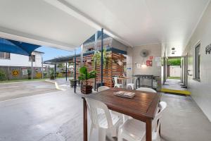 Seaforth Holiday Units
