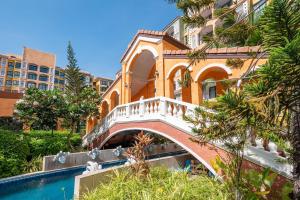 Venetian Signature Condo