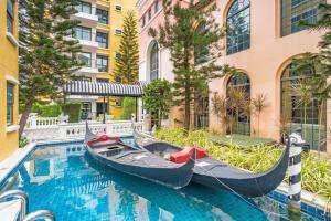Venetian Signature Condo