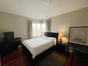 A independent entrance bedroom with private bathroom close to YVR Richmond