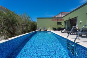 New! Villa Verde with 4 en-suite bedrooms, private pool, 200m from sandy beach 