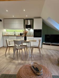 Appartements Les Meubles de Luchon - L-echappee verte - Centre Luchon, Calme, Wifi : photos des chambres