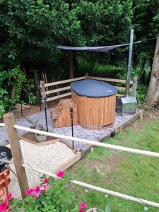 Brewers Bolt Cozy Unique Shepherds Hut - Hot Tub!
