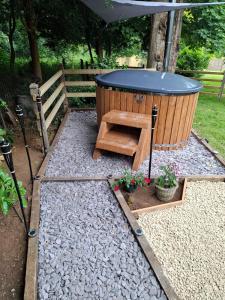 Brewers Bolt Cozy Unique Shepherds Hut - Hot Tub!