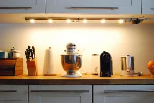 Bergbauernhaus an Wasserfall und Waldrand