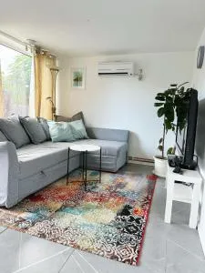 Centralt och havsnära med utsikt mot pool - Karlskrona