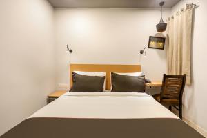 Collection O Le Noida Hotel Near Sector 76 Metro Station