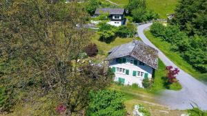 Bergbauernhaus an Wasserfall und Waldrand