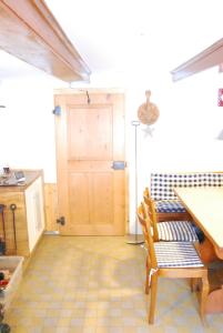 Bergbauernhaus an Wasserfall und Waldrand