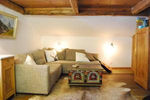 Bergbauernhaus an Wasserfall und Waldrand