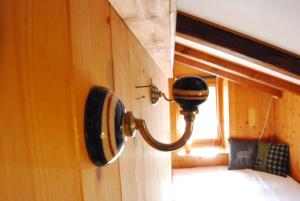 Bergbauernhaus an Wasserfall und Waldrand