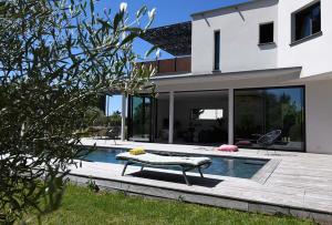 Villas Magnifique contemporaine avec couloir de nage 15X3,5 : photos des chambres