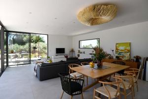 Villas Magnifique contemporaine avec couloir de nage 15X3,5 : photos des chambres