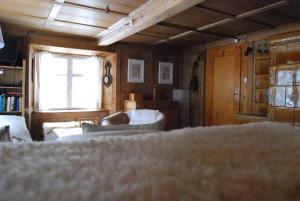 Bergbauernhaus an Wasserfall und Waldrand