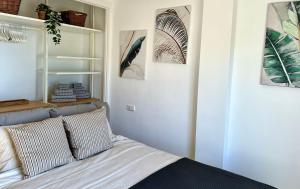 Beachfront & Sea View Holiday Apartment - Sea, Mountains and City Right in Front of You