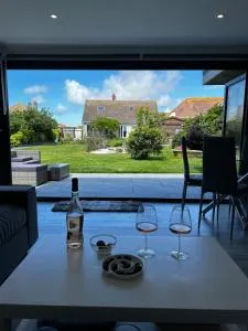 Whispering Waves Guest house, Brighton-8 mins, Guests 4, Near beachfront, Free parking WiFi and Kitchen - Telscombe