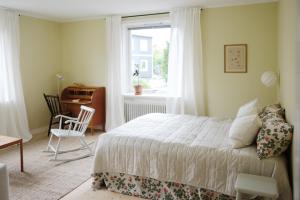 Lägenhet med trädgård nära stad och hav