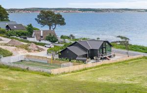 7 Bedroom Cozy Home In Ebeltoft