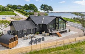 7 Bedroom Cozy Home In Ebeltoft