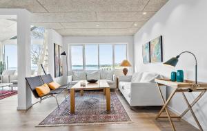 7 Bedroom Cozy Home In Ebeltoft