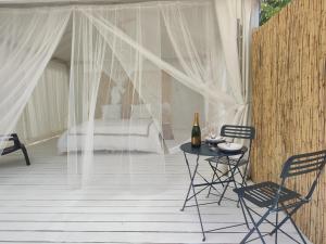 Tentes de luxe Glamping at Seraphin's : photos des chambres
