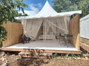 Tentes de luxe Glamping at Seraphin's : photos des chambres