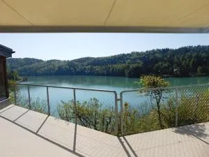 THE SWAN House ON THE ROCK - 斯姆勒尼科