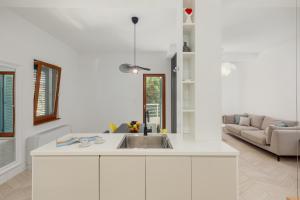 Mosaic Penthouse Condo with Sea View