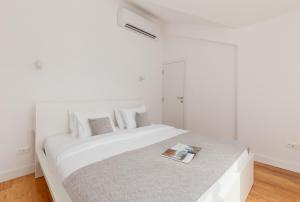 Mosaic Penthouse Condo with Sea View