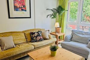 Bonito y céntrico piso con dos camas de matrimonio y free parking