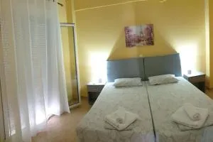 Ξυλοκαστρο σπίτι δίπλα στα πεύκα και τη θάλασσα! - Sikéa