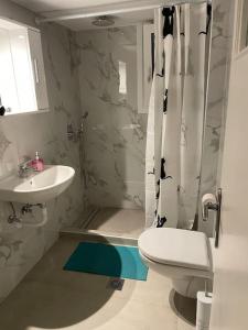 Ξυλοκαστρο σπίτι δίπλα στα πεύκα και τη θάλασσα!