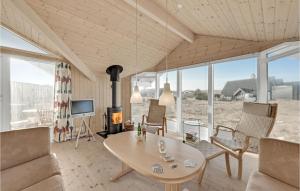 2 Bedroom Gorgeous Home In Hvide Sande