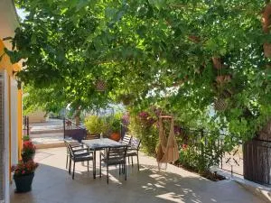 TheYellow House II Fully Equipped 2BR apartment - Divarata