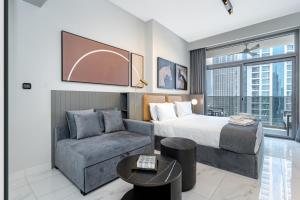 Modern Studio High Floor Skyline View