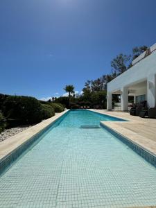 HERMOSA VILLA en MARBELLA,100 m playa, vistas al mar, piscina privada
