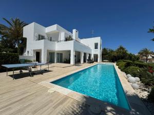 HERMOSA VILLA en MARBELLA,100 m playa, vistas al mar, piscina privada