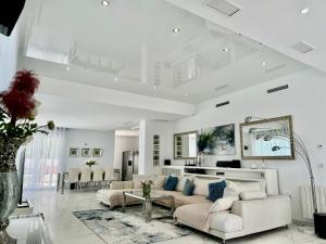 HERMOSA VILLA en MARBELLA,100 m playa, vistas al mar, piscina privada