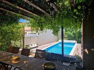 Villa arborée avec grande piscine - Bélarga