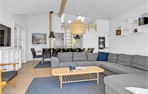 6 Bedroom Nice Home In Glesborg