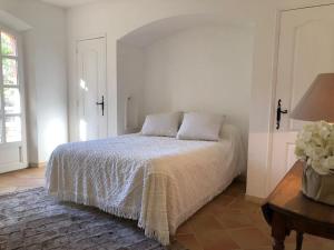 Maisons de vacances Luxueux Cocon avec parc paysage avec piscine XXL a debordement, mer et plages 15 minutes : photos des chambres