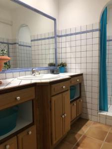 Maisons de vacances Luxueux Cocon avec parc paysage avec piscine XXL a debordement, mer et plages 15 minutes : Maison 2 Chambres