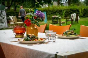 Het binnenerf yurt en keetjes