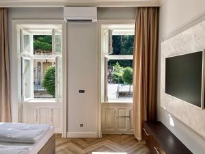 Carlsbad Grand studio Michal