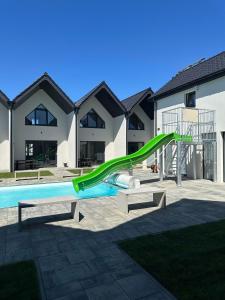 Domki Aurora klimatyzowane, z podgrzewanym basenem i zjeżdżalnią wodną