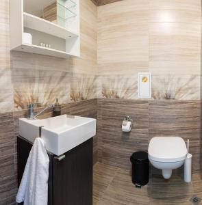 Sunny flat with pool