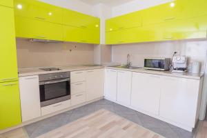 Sunny flat with pool